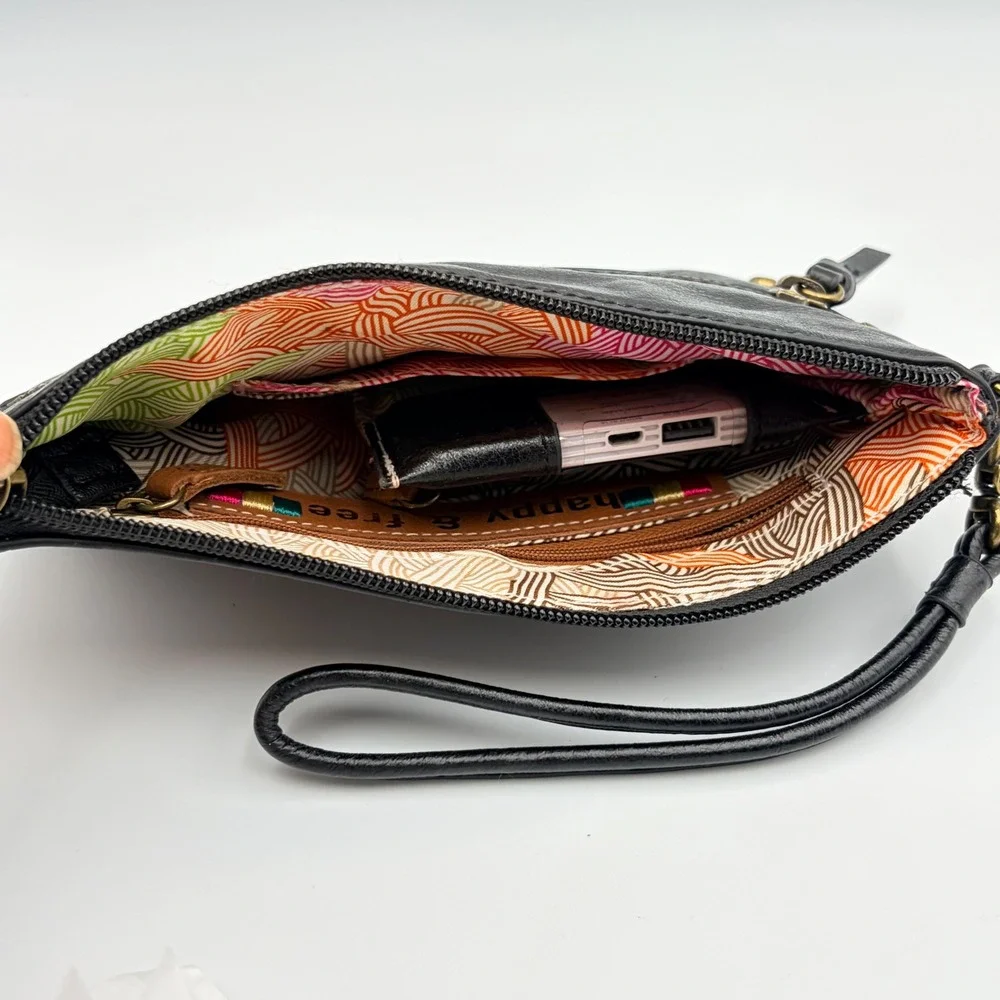 The SAK Sanibel Leather‎ Charging Wristlet Black Leather Top Zip Card Slots 8x5